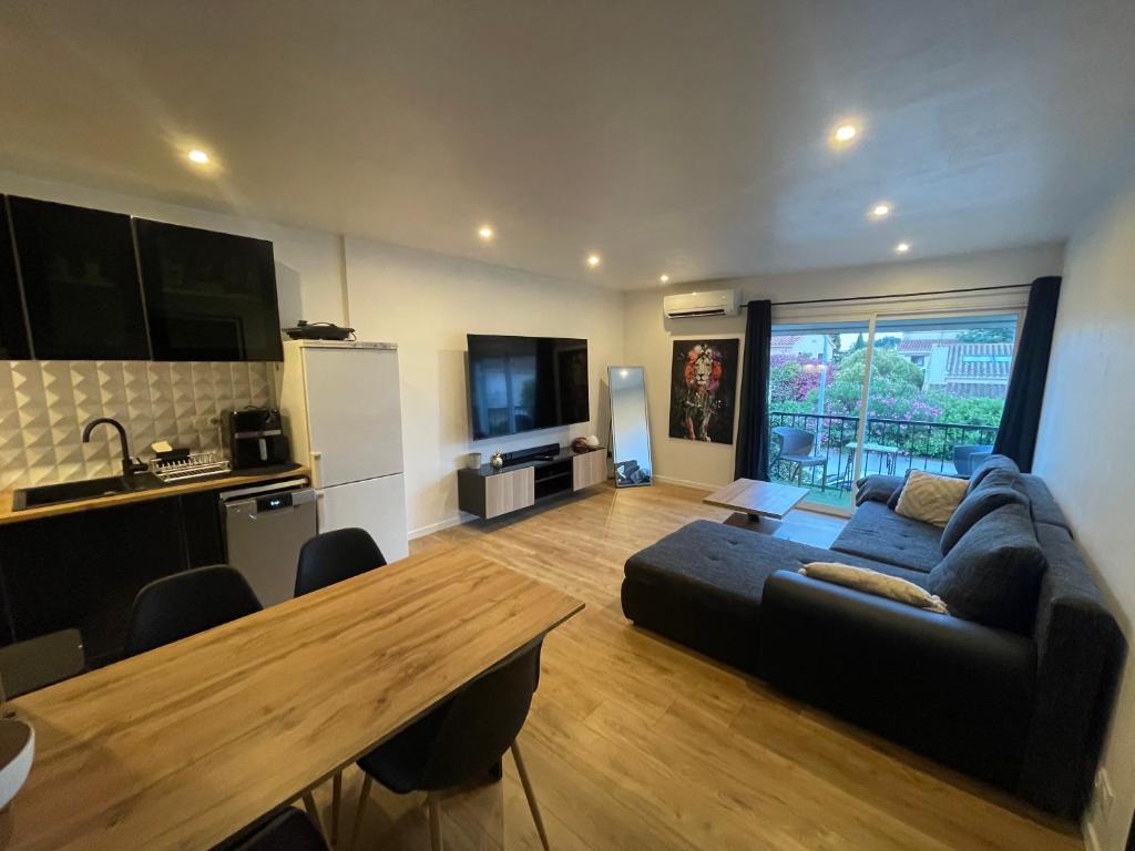 un salon avec un canapé et une table en bois dans l'établissement Appartement Saint-cyprien, à Saint-Cyprien