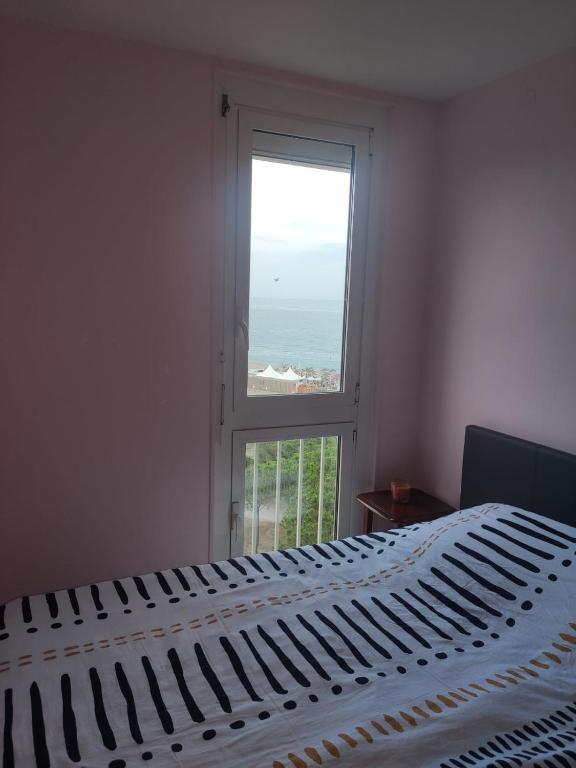 une chambre avec un lit avec vue sur l'océan dans l'établissement Les pieds dans l'eau, à Argelès-sur-Mer