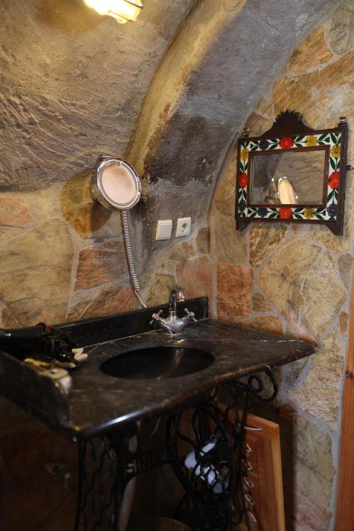 Potamia Cave Suites - Family Room With Mountain View