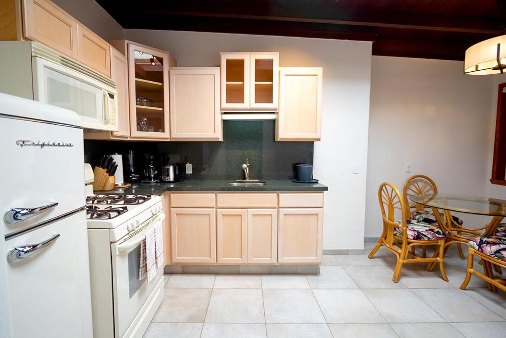 Edgewater Beach Inn - Deluxe King Studio