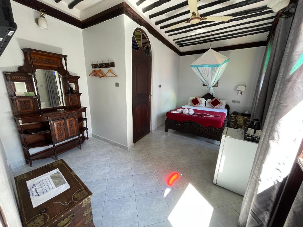 Postel nebo postele na pokoji v ubytování Dhow Palace Hotel
