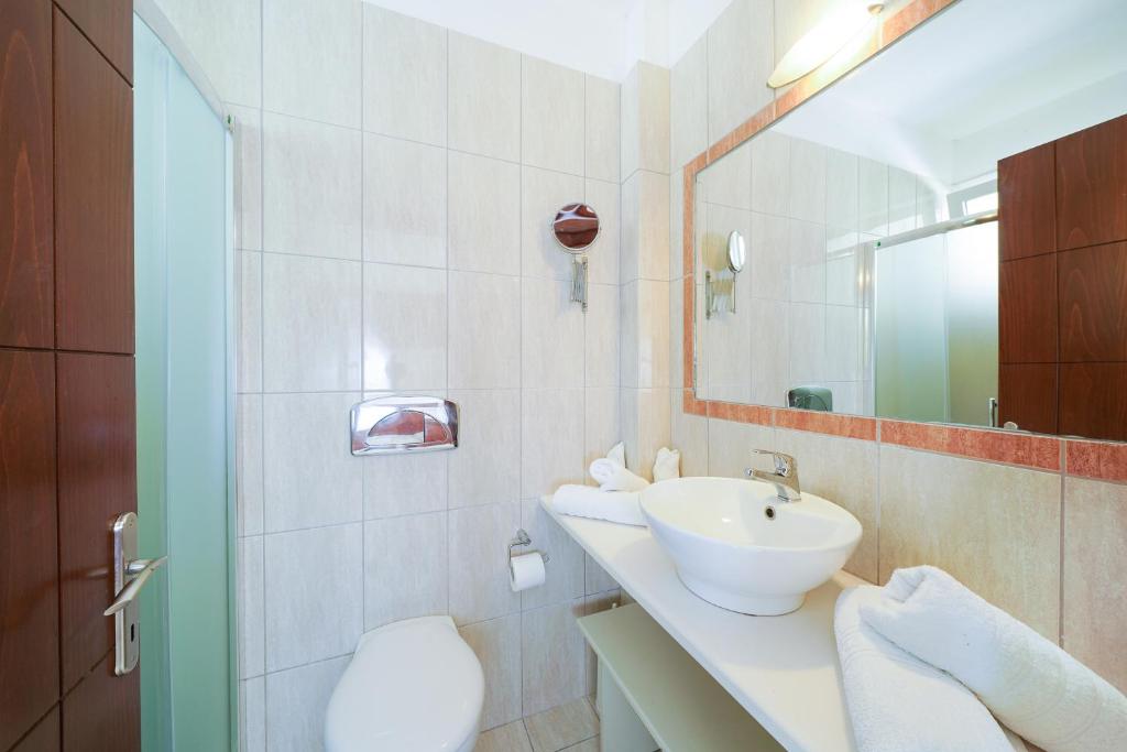 Koupelna v ubytování Hotel Emerald and Suites