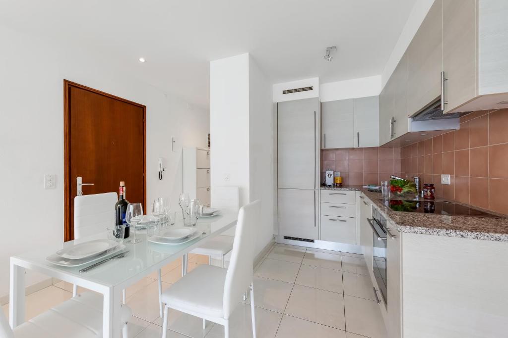 Kuchyň nebo kuchyňský kout v ubytování Melide Apartments - Happy Rentals