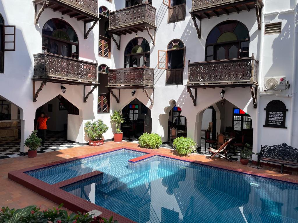 Bazén v ubytování Dhow Palace Hotel nebo v jeho okolí