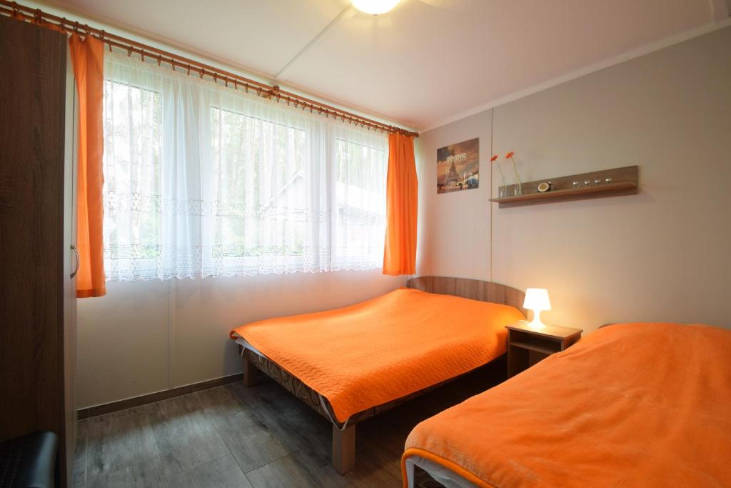 Postel nebo postele na pokoji v ubytování Domki Letniskowe OSKAR