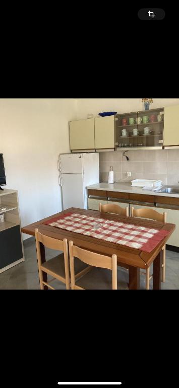 eine Küche mit Tisch und Stühlen sowie einem Tisch und einer Theke in der Unterkunft Giovani in Murter