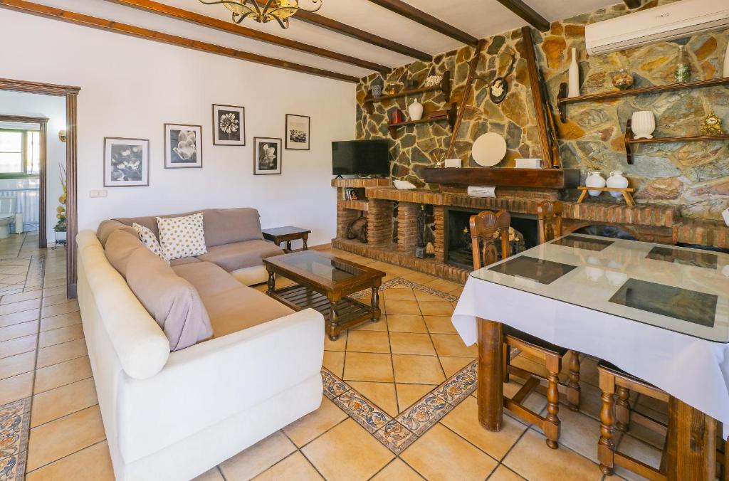 Zdjęcie z galerii obiektu Cubo's Finca Colores de Alhaurin w mieście Alhaurín el Grande