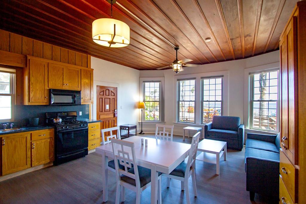 Edgewater Beach Inn - Superior Suite With Sea View