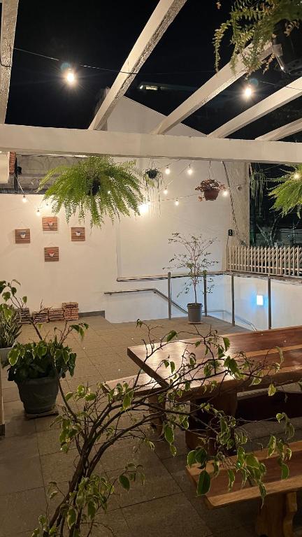 Bazén v ubytování Nuhh Hostel nebo v jeho okolí