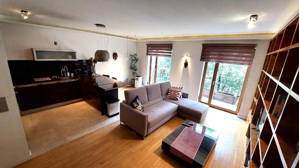 Televízia a/alebo spoločenská miestnosť v ubytovaní Luxury PRIMA Apartment City Nowy Świat