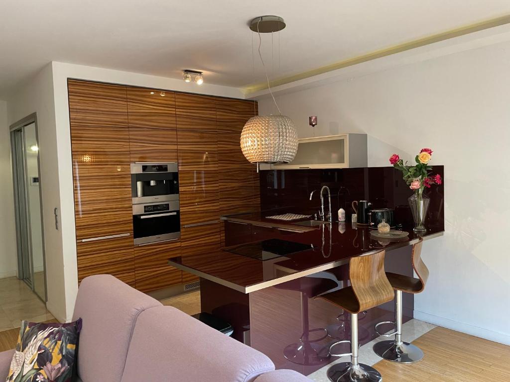 Kuchyňa alebo kuchynka v ubytovaní Luxury PRIMA Apartment City Nowy Świat