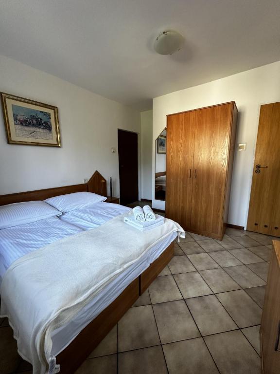 Postel nebo postele na pokoji v ubytování Ramzes 2
