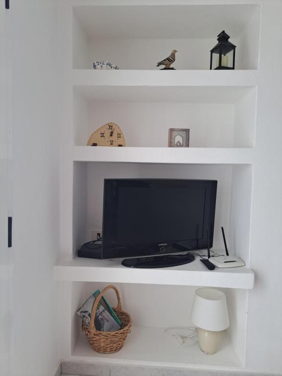 Una televisión o centro de entretenimiento en Casa La Marea