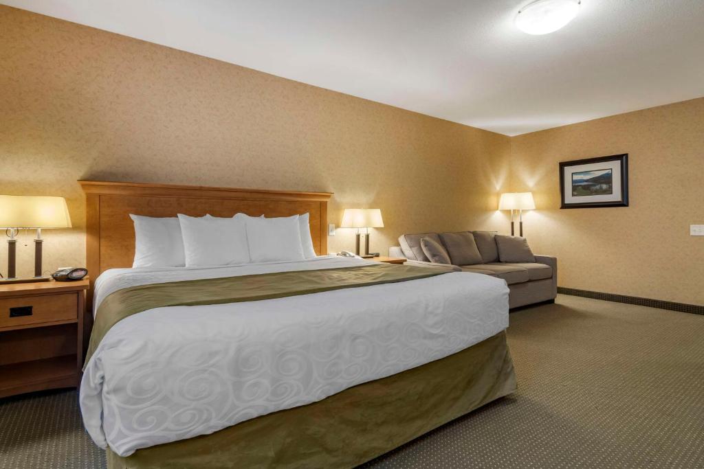 Postel nebo postele na pokoji v ubytování Best Western Sicamous Inn
