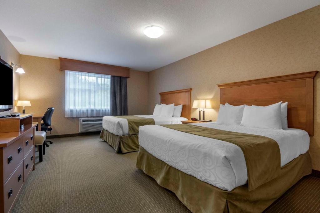 Postel nebo postele na pokoji v ubytování Best Western Sicamous Inn