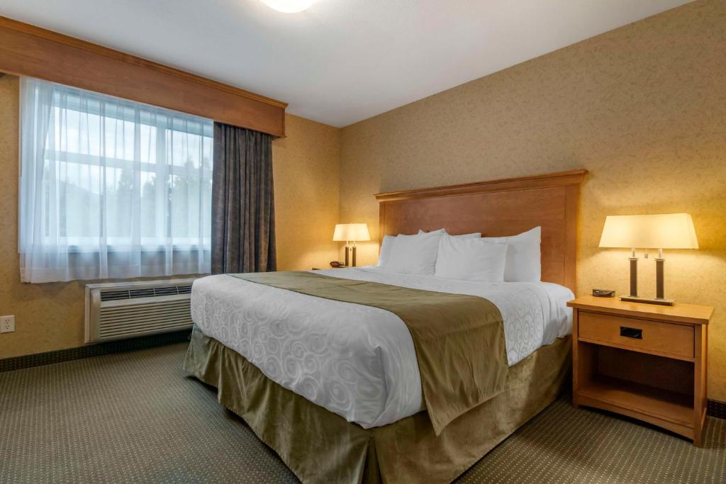 Postel nebo postele na pokoji v ubytování Best Western Sicamous Inn