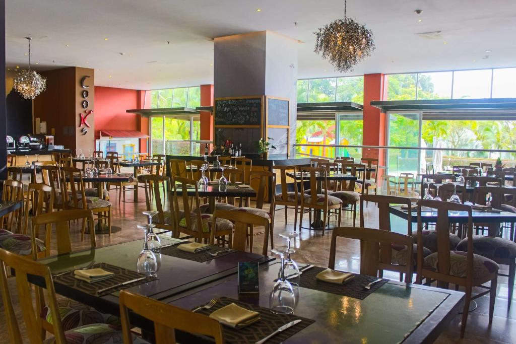 Restoran või mõni muu söögikoht majutusasutuses Sonesta Hotel Pereira