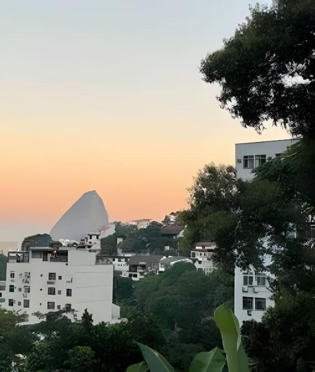 a view of a mountain in a city at sunset at Excelente Espaço Econômico em Laranjeiras in Rio de Janeiro