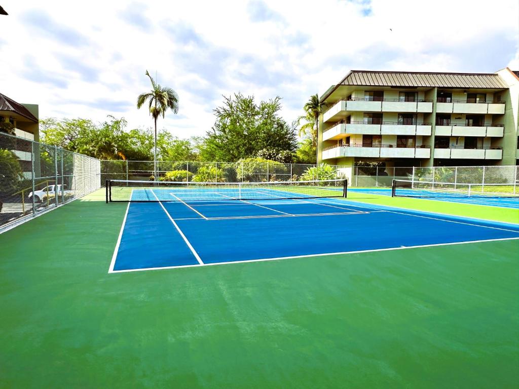 Tenis a/nebo squash v ubytování Family Getaway - Lava Room - Beach Supplies - at Magic Sands Beach nebo okolí