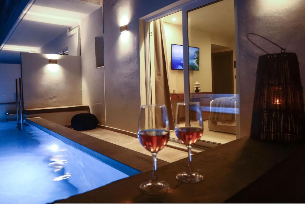TV a/nebo společenská místnost v ubytování Rhotheon Suites in Ialysos Rhodes - with private pool