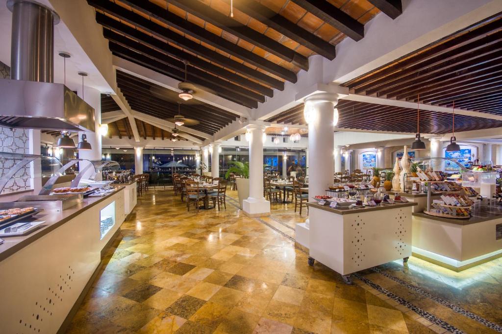Buffet de resort todo incluido en Puerto Vallarta con variedad de alimentos y bebidas