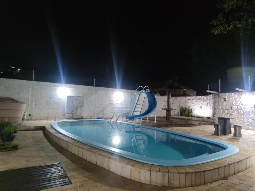 Bazén v ubytování Recanto Arvoredo casa 3 quartos piscina garagem e NF para 12 hospedes nebo v jeho okolí