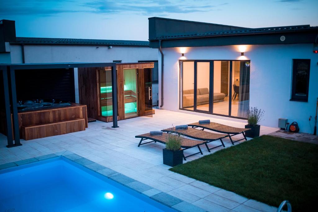 a backyard with a swimming pool and a house at Banya Villa Bucuresti sauna jacuzzi piscina spa in Gulia