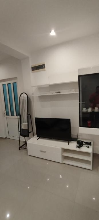 TV a/nebo společenská místnost v ubytování Kahari Apartments