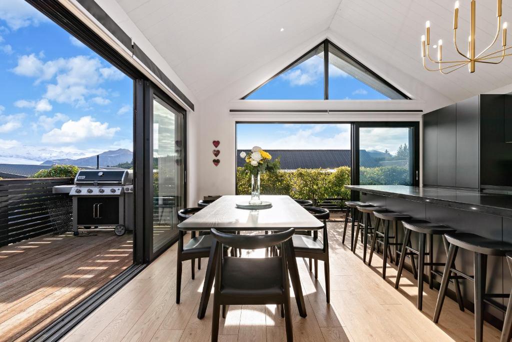 a kitchen and dining room with a table and chairs at Anaka in Wanaka