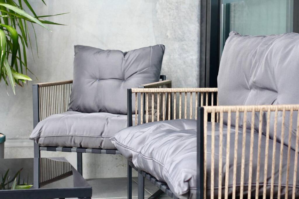 Suitetrails - Relaxation calls in this warehouse-style retreat!