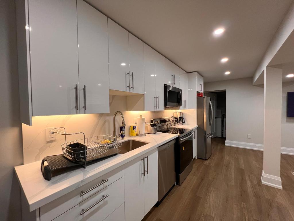 Η κουζίνα ή μικρή κουζίνα στο 2 Bedroom 1 Parking Basement Unit