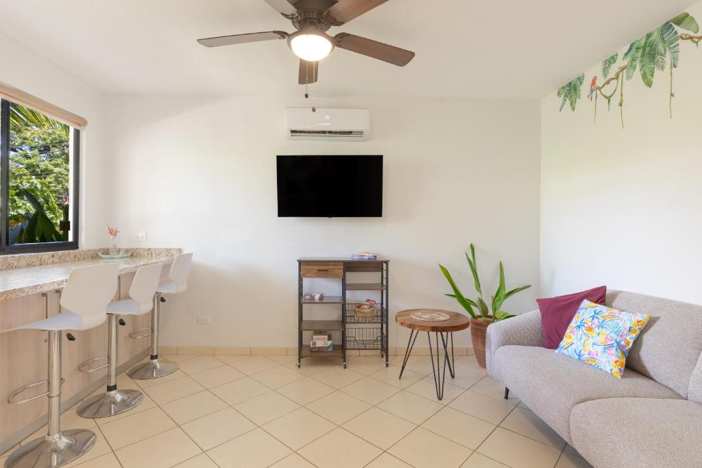 TV a/nebo společenská místnost v ubytování Two Palms Ground Floor Unit Across From Beach