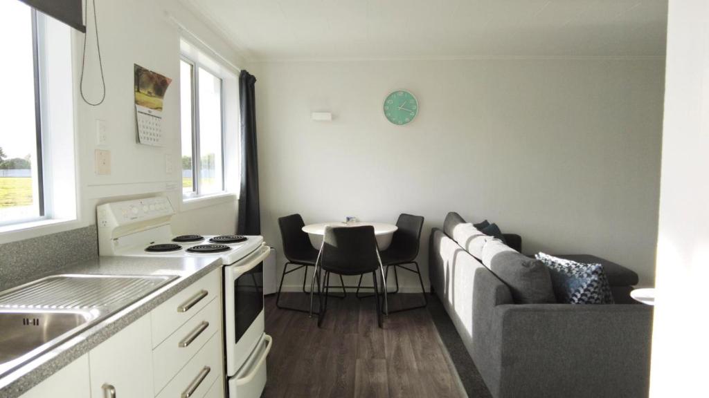Posezení v ubytování 554 Moana Court Motel