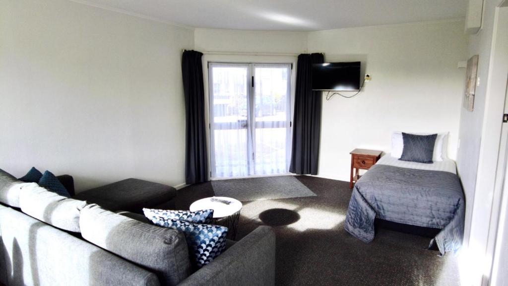 Posezení v ubytování 554 Moana Court Motel