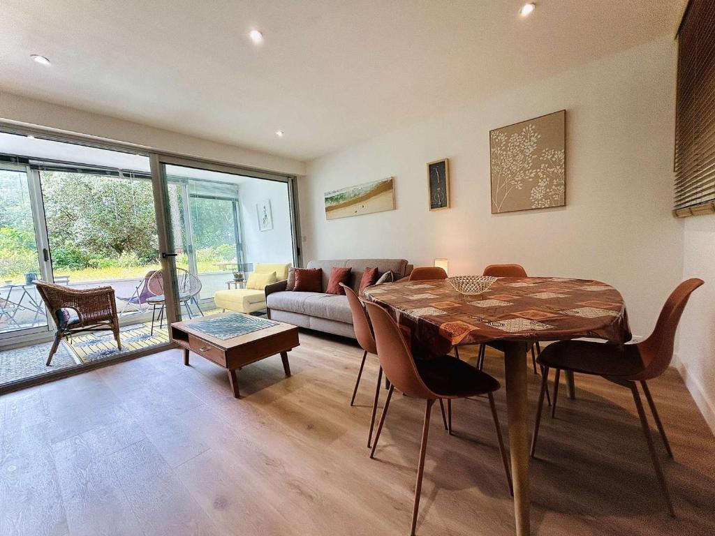 a living room with a table and a couch at Studio lumineux proche plage, bois, marché - 4 pers, parking, animaux acceptés - FR-1-245-207 in Le Pouliguen