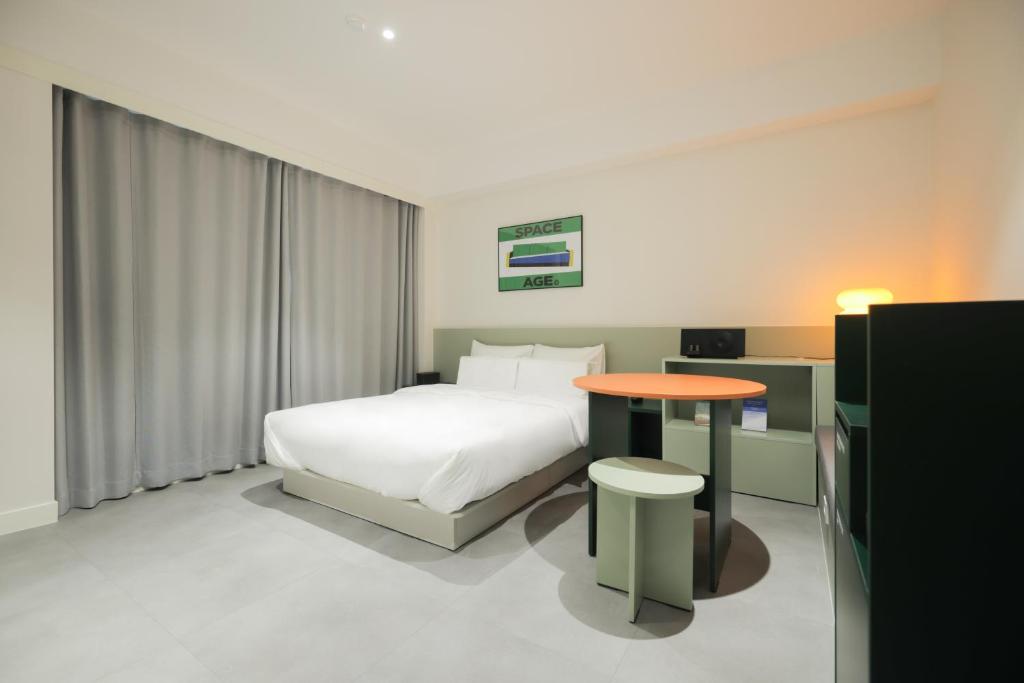 Postel nebo postele na pokoji v ubytování Time Terminal Hotel Daejeon 2nd by AanK