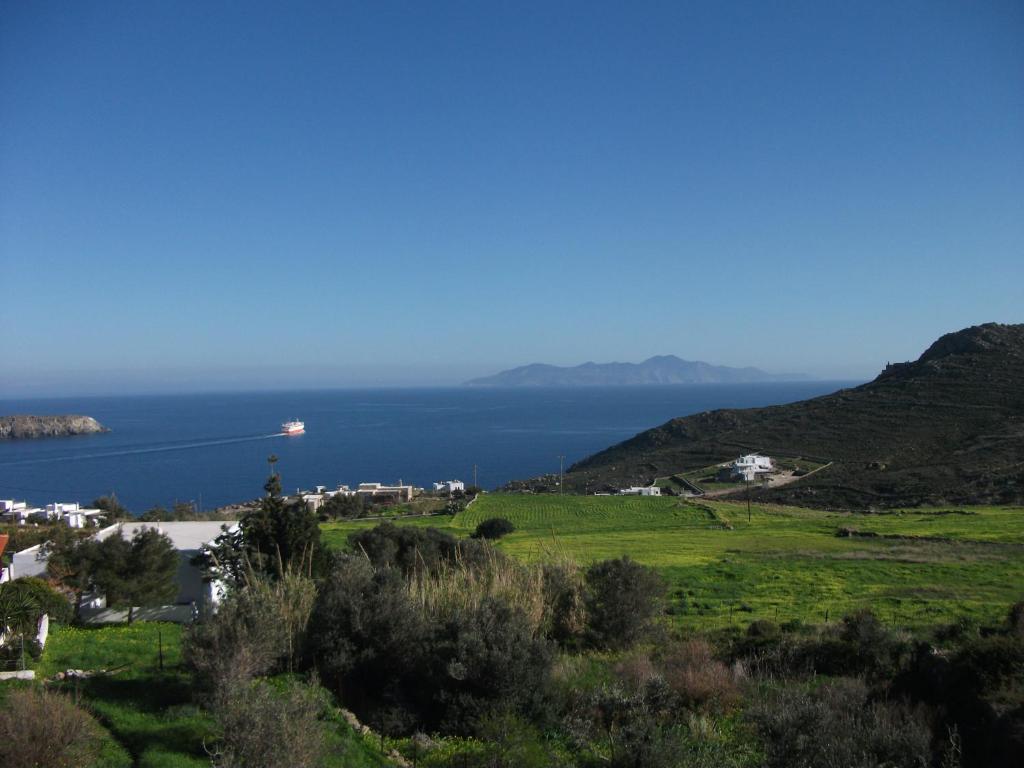 uma vista para o oceano a partir de uma colina em Maroussa's Apartments em Rámos