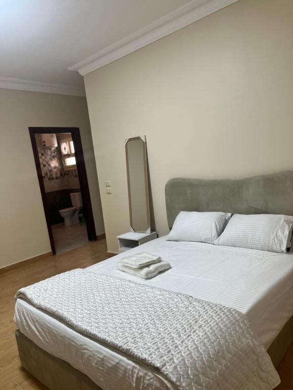 Ένα ή περισσότερα κρεβάτια σε δωμάτιο στο 1-Bedroom with one private bathroom