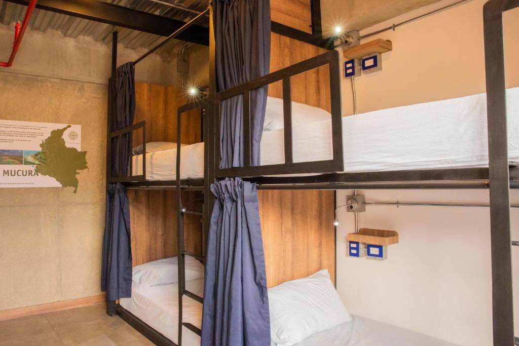 Palanda nebo palandy na pokoji v ubytování Los Patios Hostel Medellin