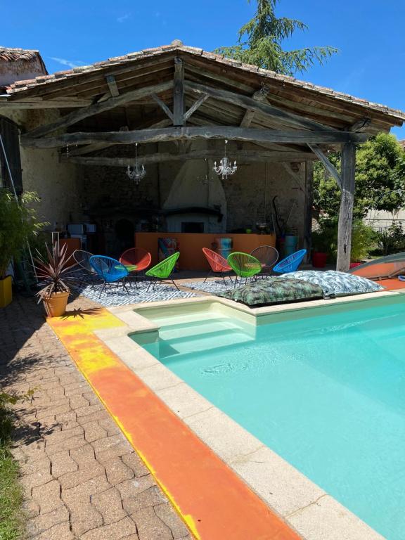 - une piscine avec des chaises et un pavillon dans l'établissement COUNTRY HOUSE La VILLAE, à Sieurac