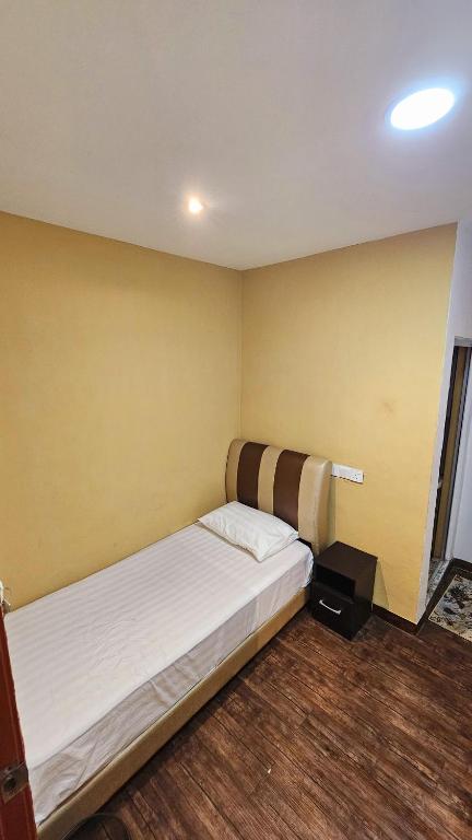 um quarto com uma cama grande num quarto em Cute Hotel em Yong Peng