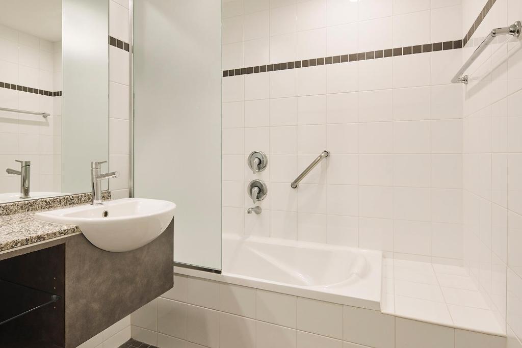 Baðherbergi á Esplanade Hotel Fremantle - by Rydges