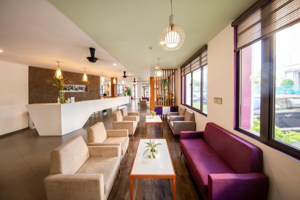 Khu vực ghế ngồi tại ÊMM Hotel Hue
