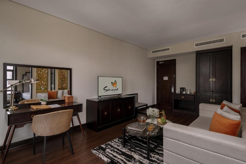 Sanouva Da Nang Hotel - Daily Afternoon Tea Inclusive: desk