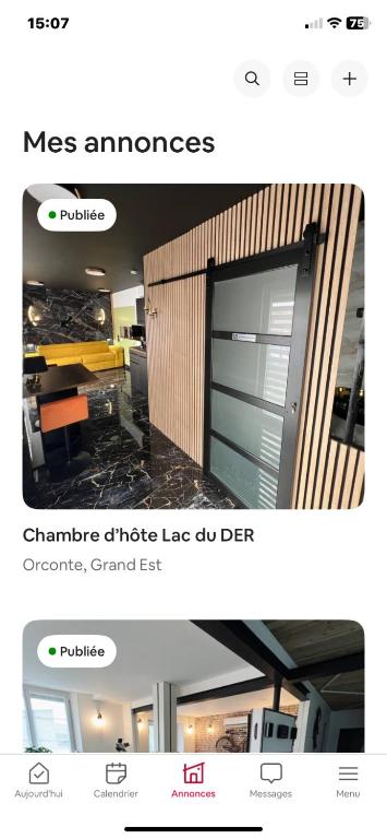 deux photos d'une chambre avec une porte en verre dans l'établissement Chambre d hôte lac du Der orconiat, à Orconte