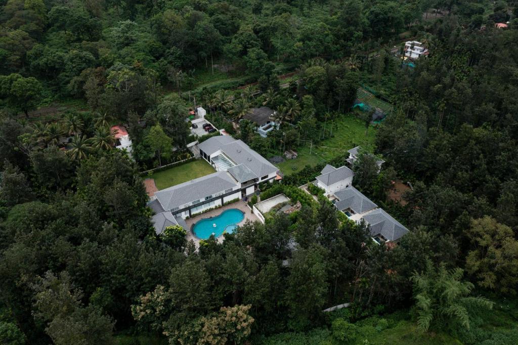 Bazén v ubytování Inventree Aranya Resort & Spa nebo v jeho okolí