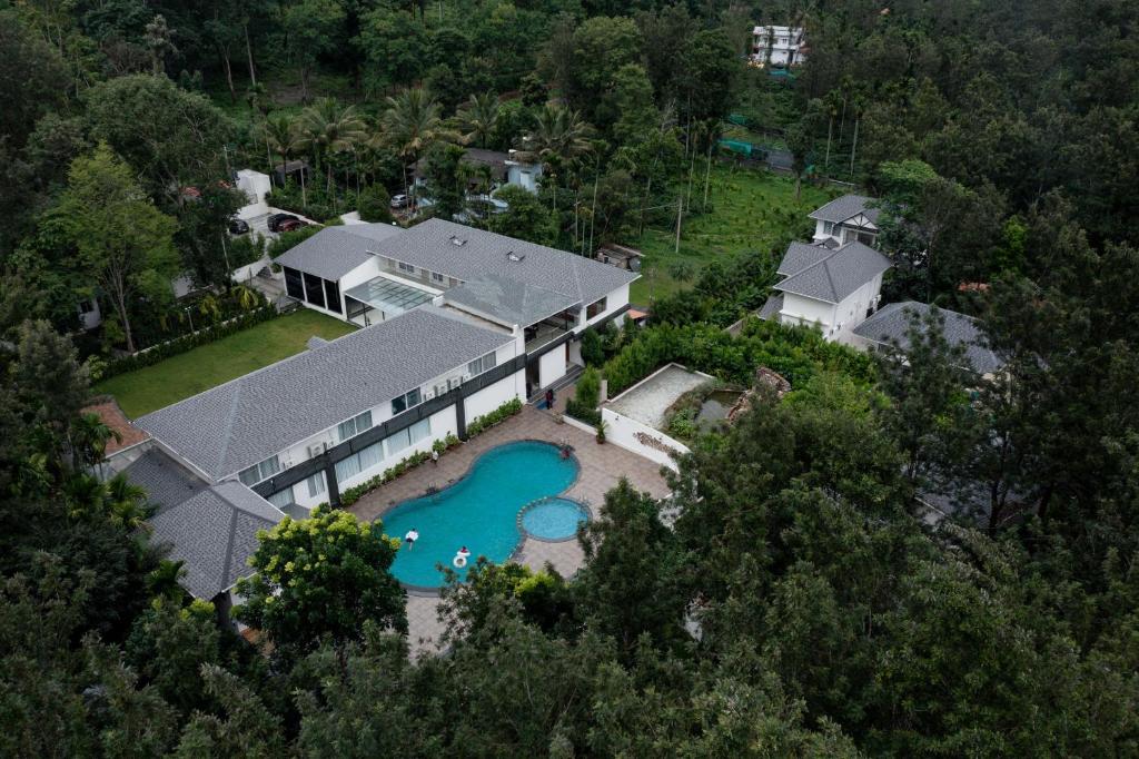 Bazén v ubytování Inventree Aranya Resort & Spa nebo v jeho okolí
