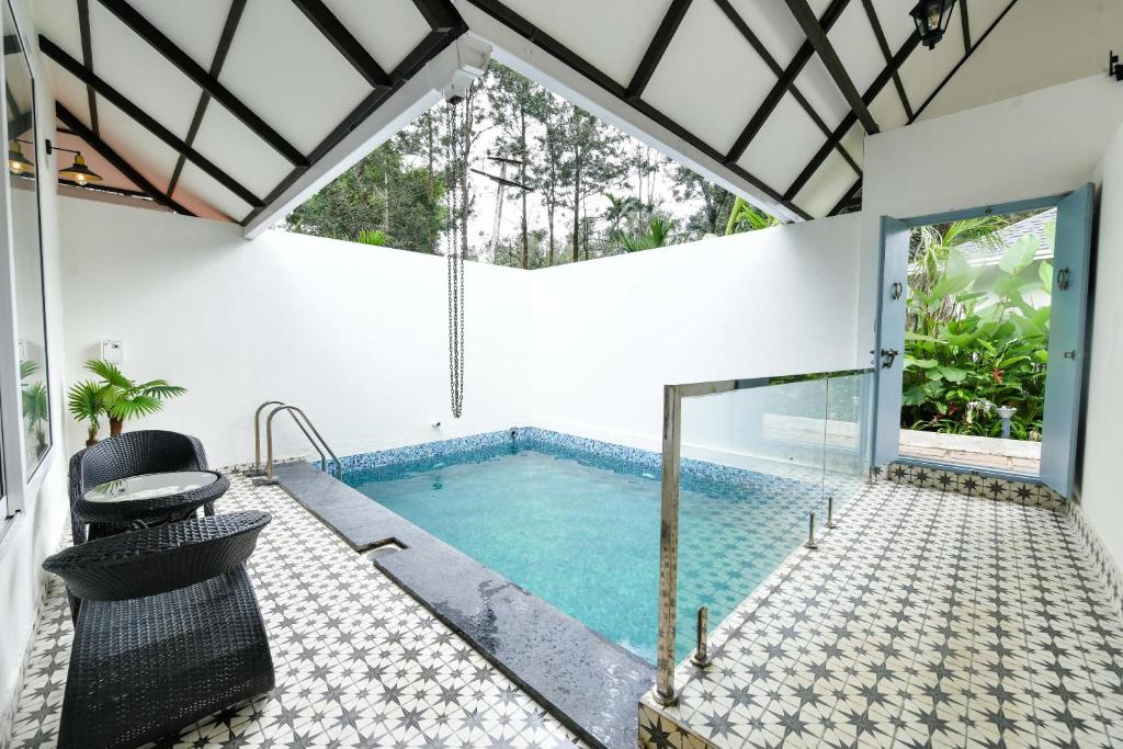 Bazén v ubytování Inventree Aranya Resort & Spa nebo v jeho okolí