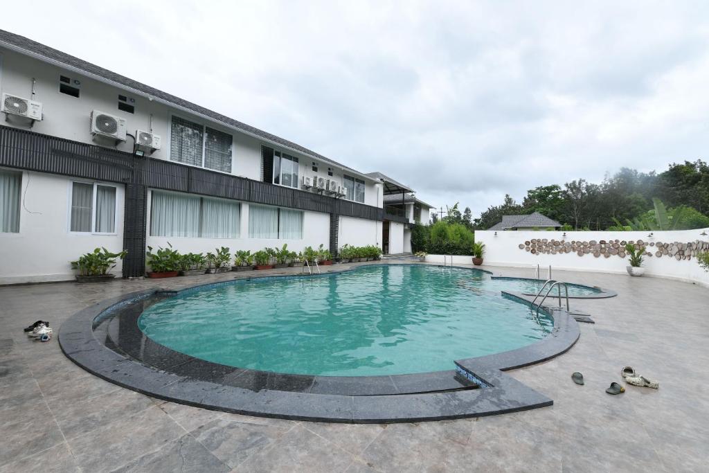 Bazén v ubytování Inventree Aranya Resort & Spa nebo v jeho okolí