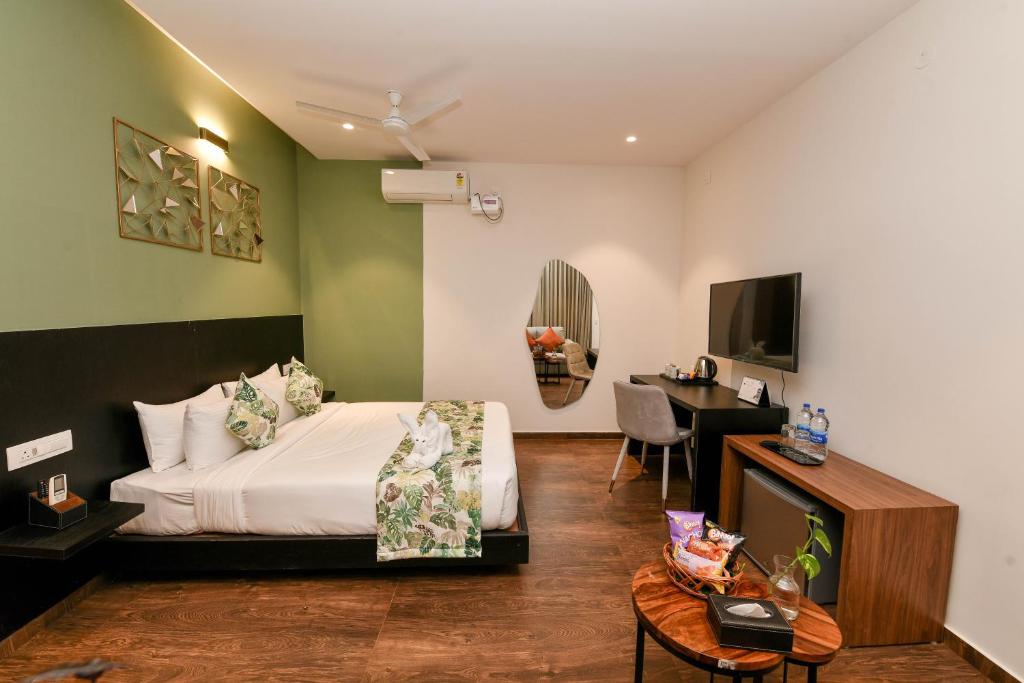 TV a/nebo společenská místnost v ubytování Inventree Aranya Resort & Spa